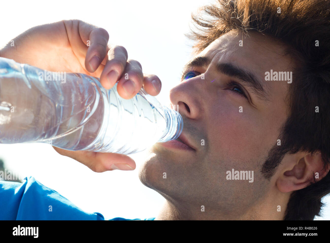 Uomo di bere acqua dopo le attività sportive Foto Stock