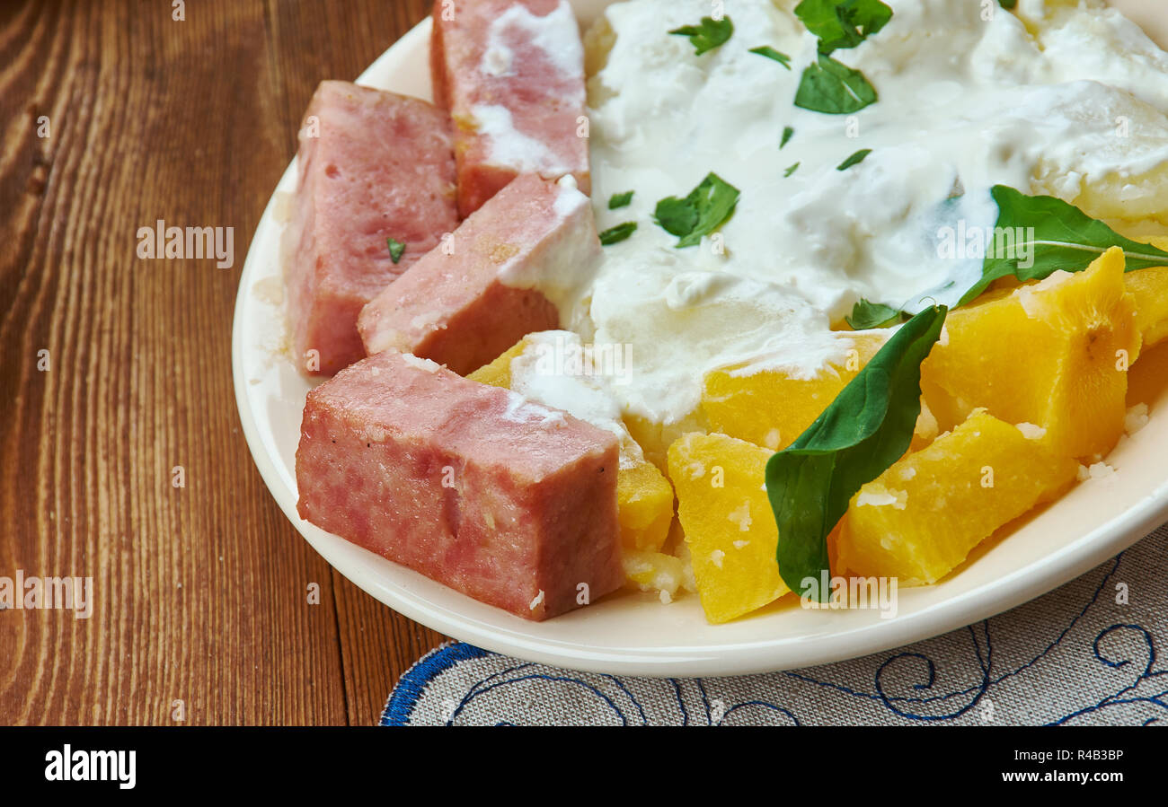 Sipatti, piatto di prosciutto e il latte bianco salsa, cucina finlandese, tradizionali piatti assortiti, vista dall'alto. Foto Stock