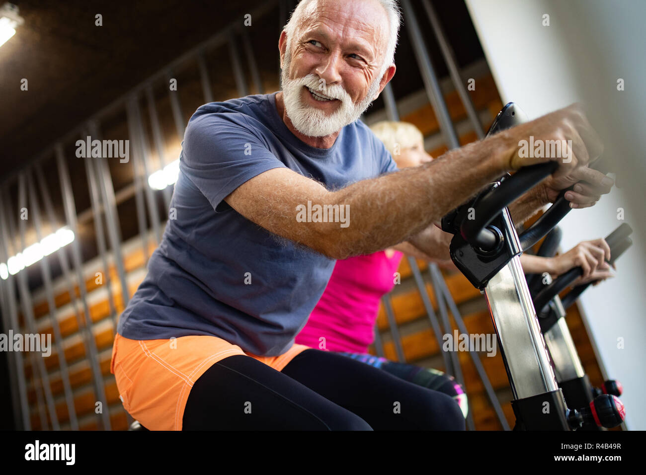 Senior felici le persone a fare gli esercizi in palestra per mantenersi in forma Foto Stock
