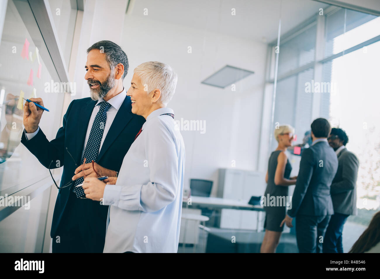 Senior business commercialisti lavorano insieme ad un ufficio moderno Foto Stock