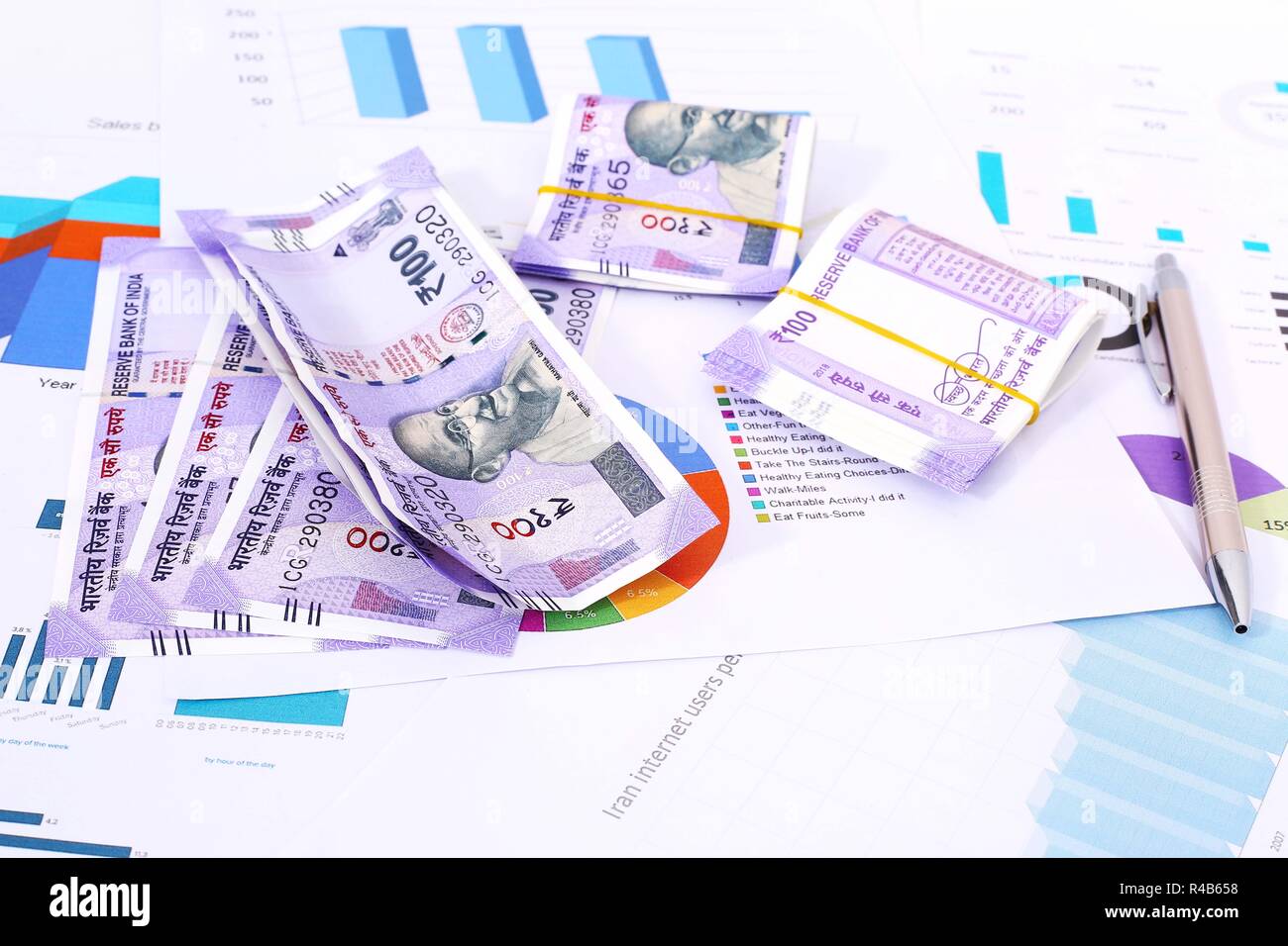 Immagine della nuova valuta indiana rupie grafico con carta e penna. Foto Stock