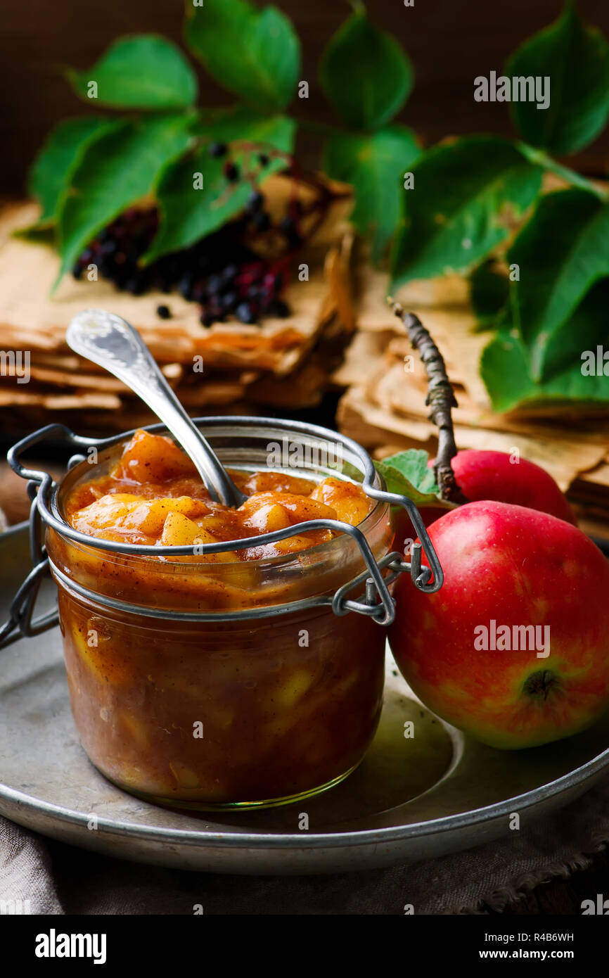 In casa caramello torta di mele il riempimento.stile rustico.Il fuoco selettivo Foto Stock