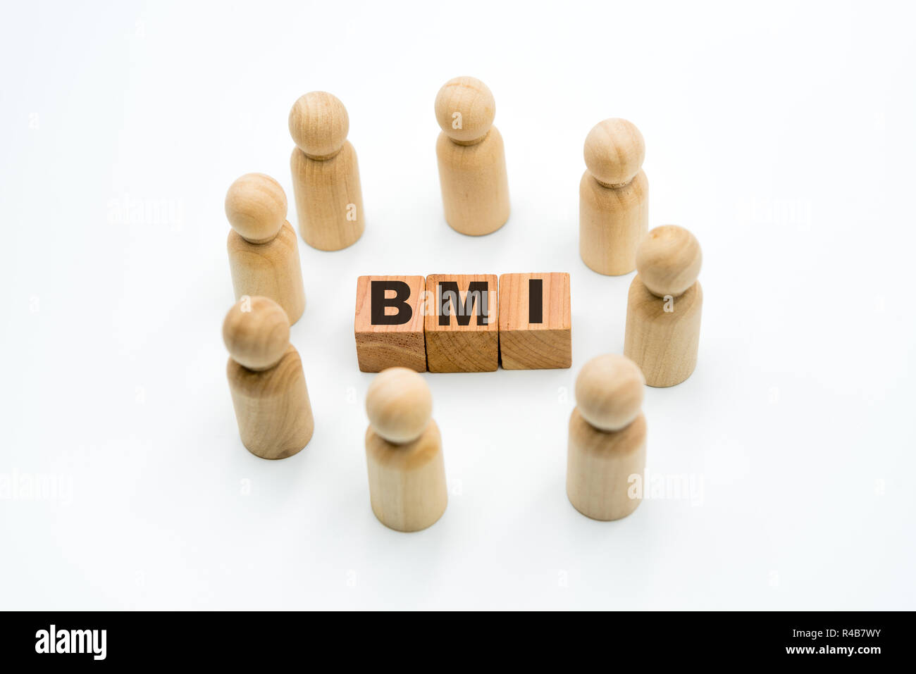 Figure in legno come business team in cerchio intorno a un acronimo BMI Body Mass Index, isolati su sfondo bianco, minimalista Foto Stock