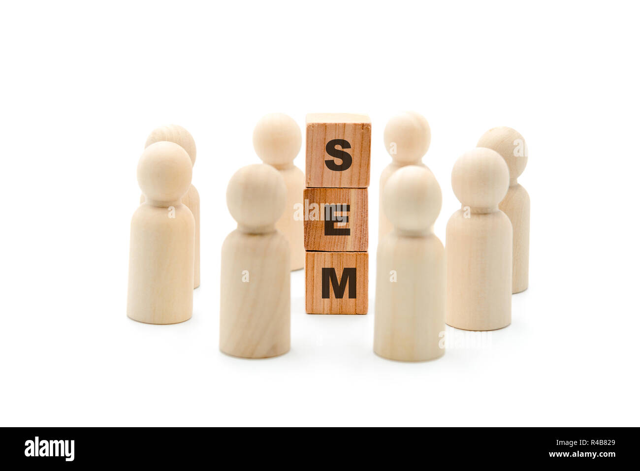 Figure in legno come business team in cerchio intorno a un acronimo SEM Search Engine Marketing, isolato su sfondo bianco, minimalista Foto Stock