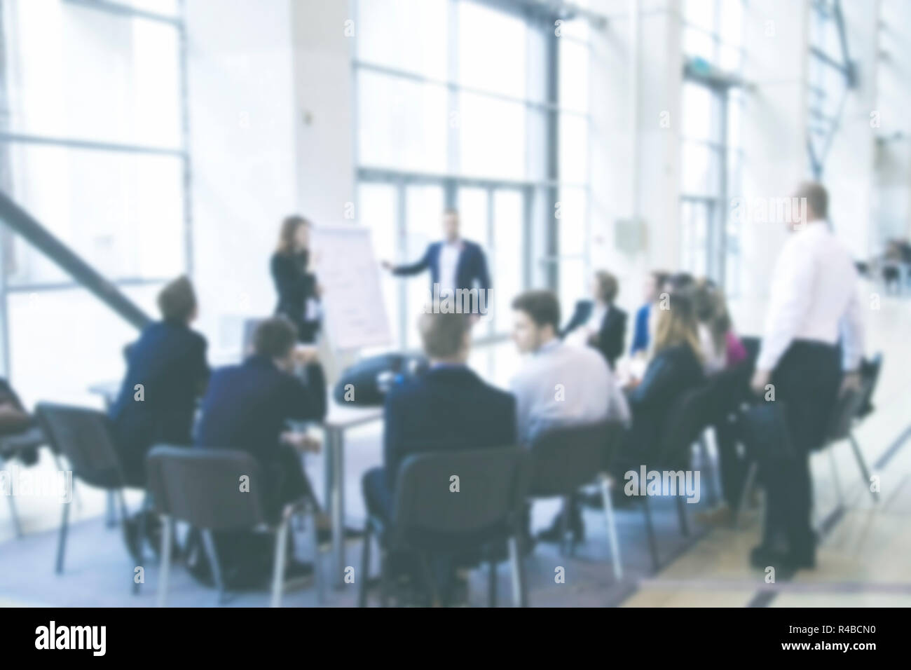 Vista offuscata di persone in formazione aziendale Foto Stock