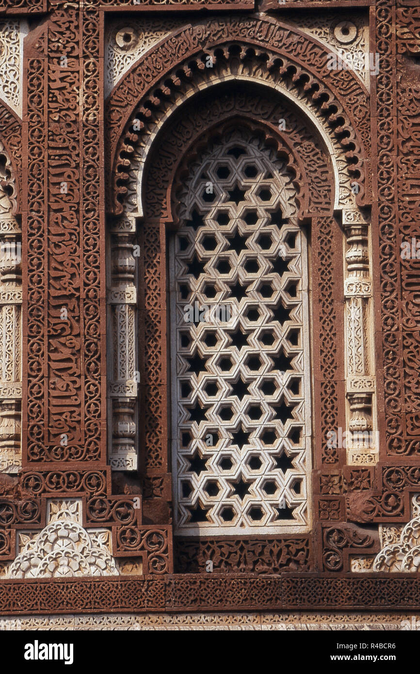 Lapidato jallis intagliato e lati, Qutub Minar, Delhi, India, Asia Foto Stock