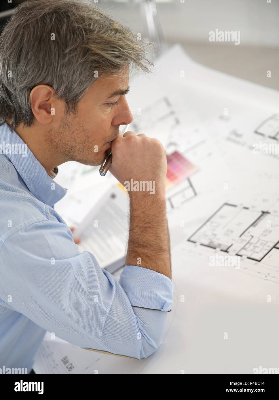 Architetto lavora sul progetto di costruzione in office Foto Stock