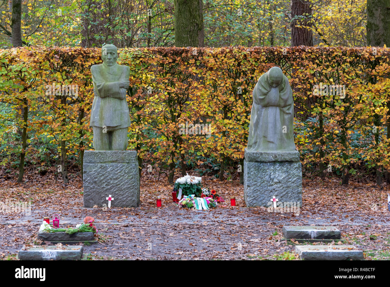 Il lutto genitori sculture dell'artista tedesco Kaethe Kollwitz a Vladslo il Cimitero di Guerra Tedesco si trova a nord di Ypres Foto Stock