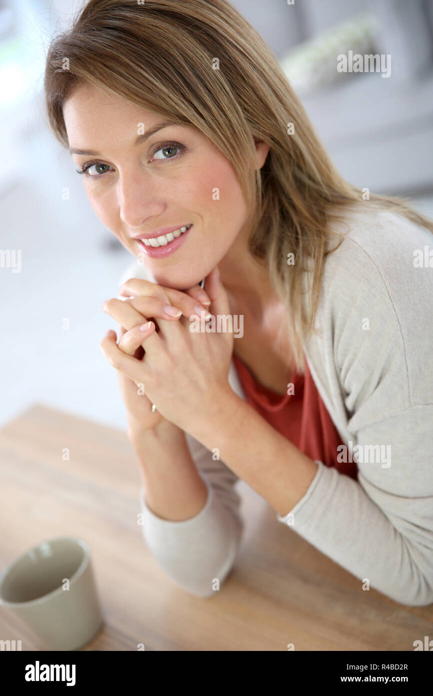 Ritratto di bella donna di mezza età Foto Stock