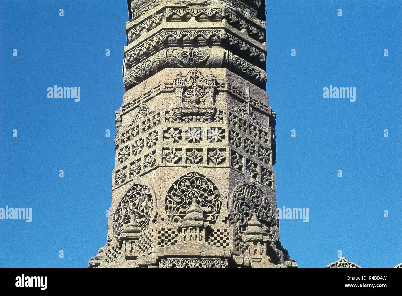 Riccamente intagliati minareto di Rani Sipri la moschea, Ahmedabad, Gujarat, India, Asia Foto Stock