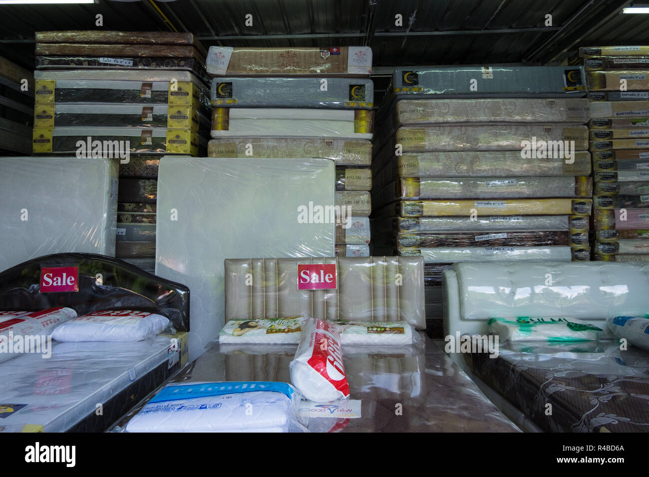 Un negozio lo scoppio con materassi in Hat Yai, Thailandia. Foto Stock