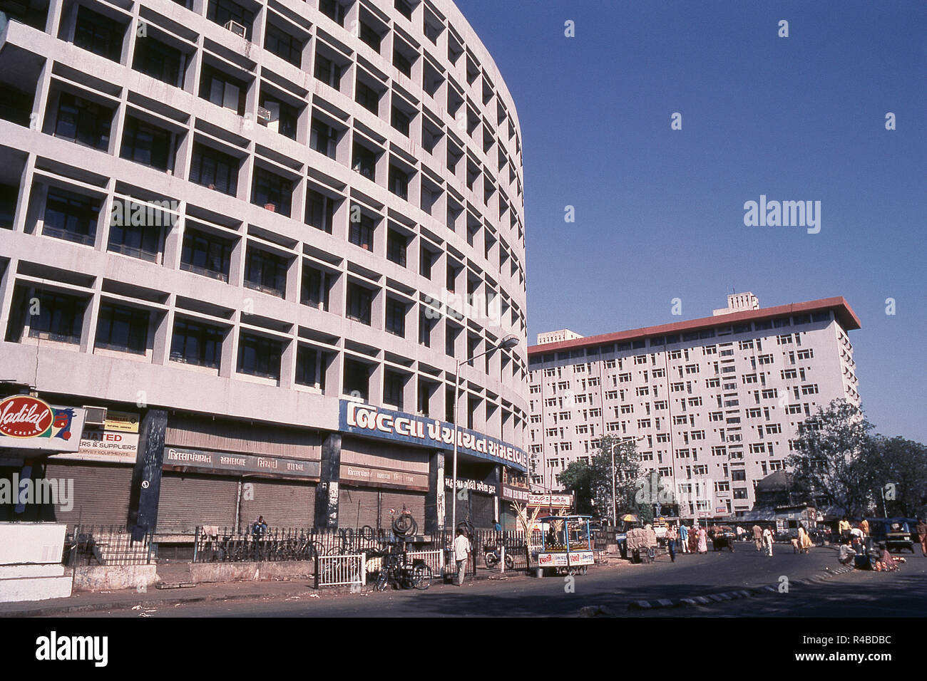 Edificio moderno di Apna Bazar, Ahmedabad, Gujarat, India, Asia Foto Stock