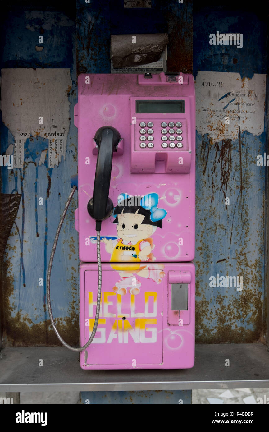 Alcuni dei telefoni a pagamento in Hat Yai Thailandia sono personalizzati in divertenti colori e caratteri. Foto Stock