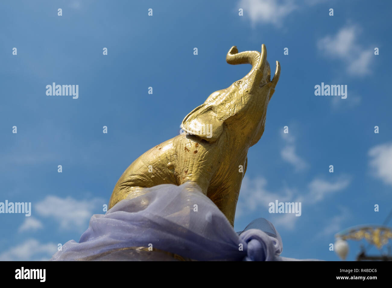 Un piccolo, oro elefante a un religioso santuario in Hat Yai, Thailandia. Foto Stock