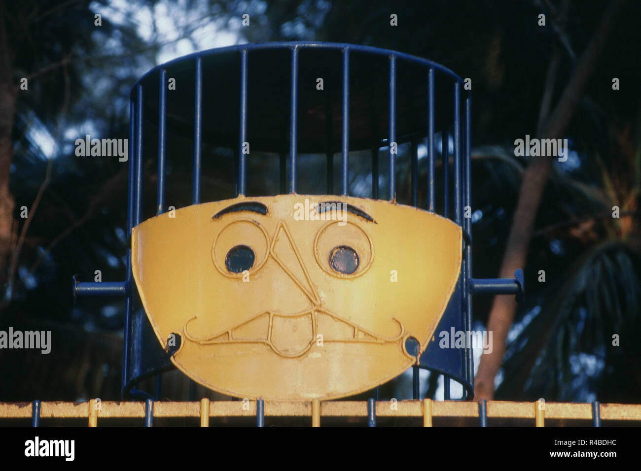 I bambini giocano attrezzo a Devka Amusement Park, Nani Daman, India, Asia Foto Stock