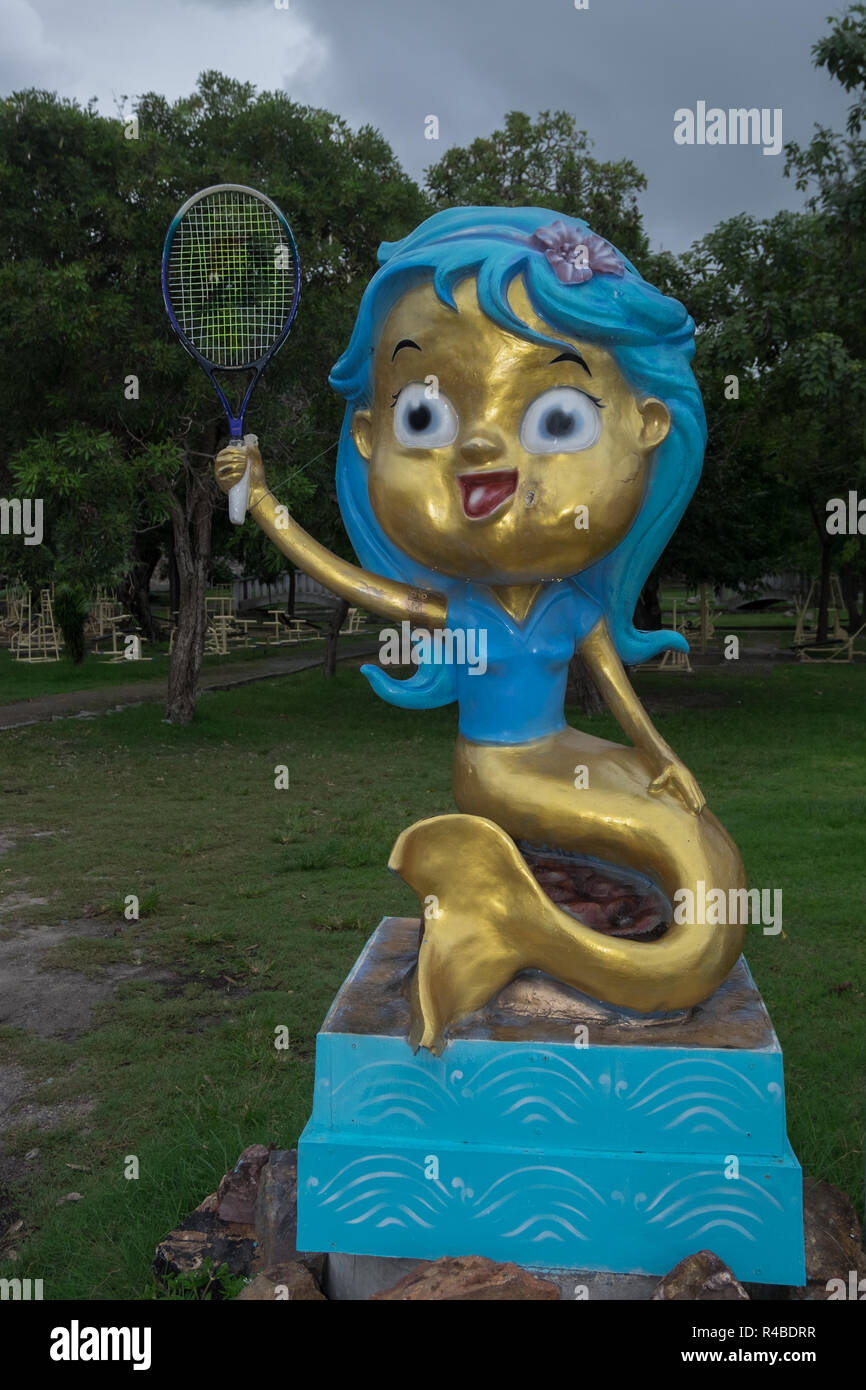 Giocoso figure segnano l'ingresso ad un centro tennis di Songkhla, Thailandia. Foto Stock
