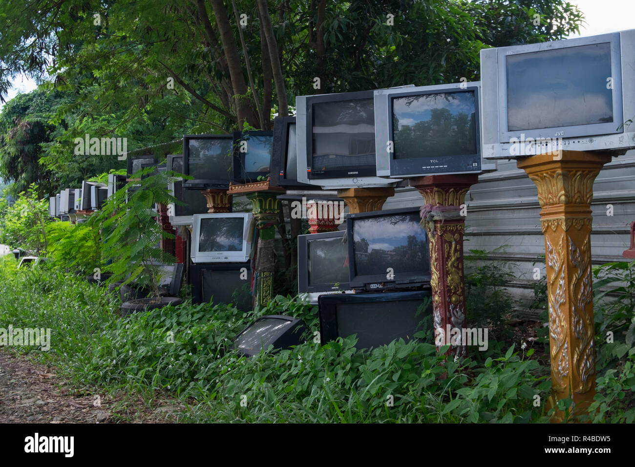 Vi è un grande outsider folk art installazione di decine di vecchi televisori e computer. Un uomo ha creato un display ellaborate e diversi santuari lungo h Foto Stock