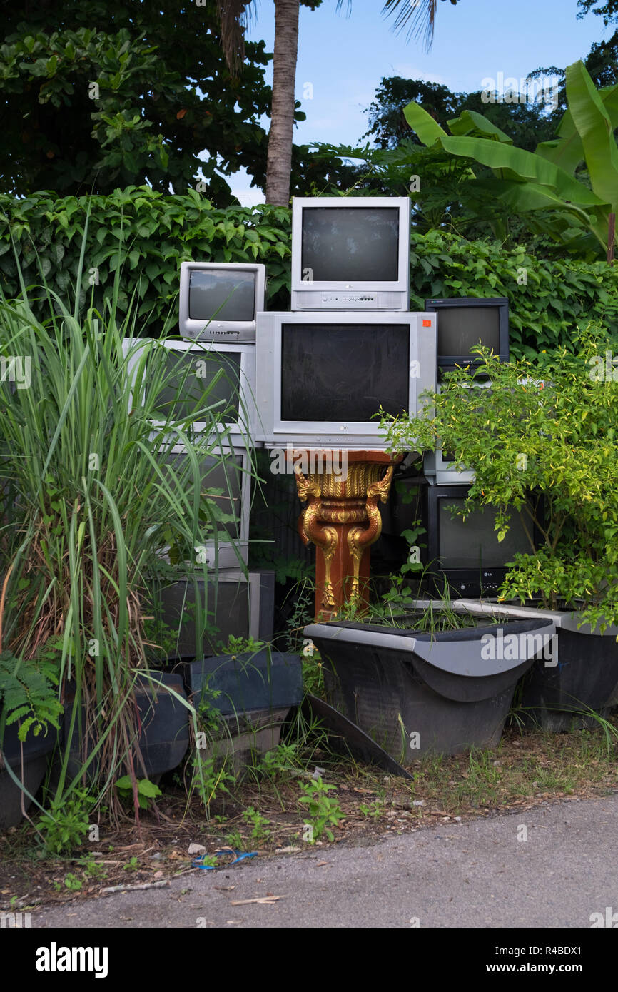 Vi è un grande outsider folk art installazione di decine di vecchi televisori e computer. Un uomo ha creato un display ellaborate e diversi santuari lungo h Foto Stock