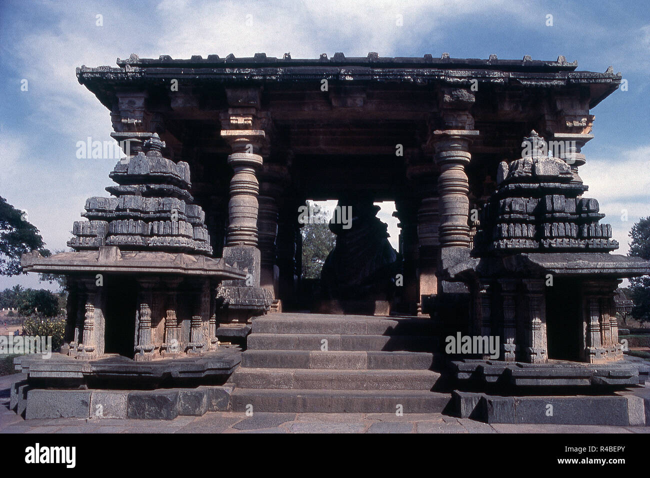 Tempio laterale del tempio Hoysaleswara a Halebid, Karnataka, India, Asia Foto Stock