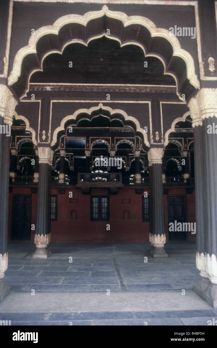 Interno del Sultano Tipu Summer Palace, Bangalore, Karnataka, India, Asia Foto Stock