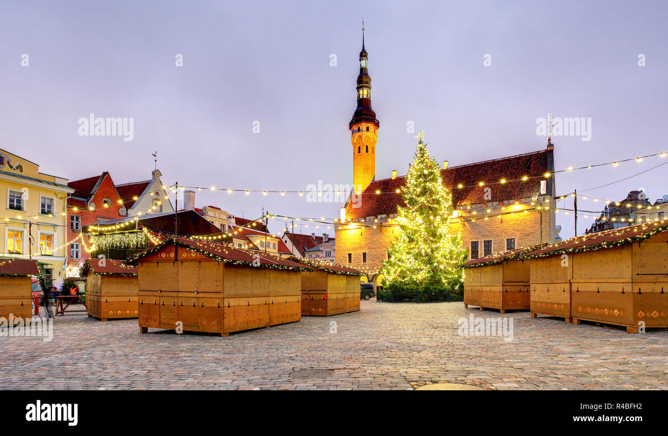 Natale a Tallinn. Piazza del Municipio, Estonia. Foto Stock
