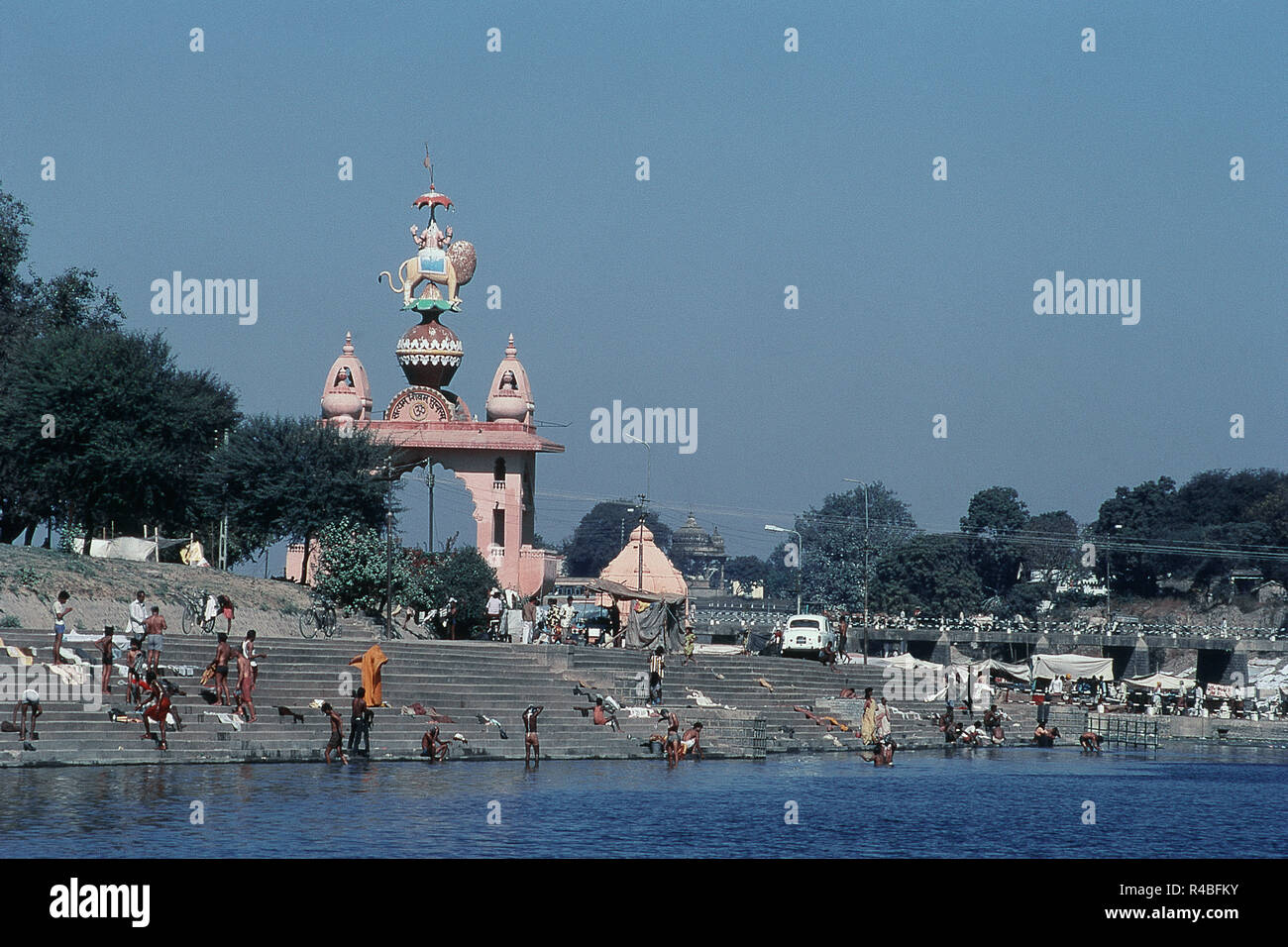 Vista del Santo ghats, fiume Shipra, Ujjain, Madhya Pradesh, India, Asia Foto Stock