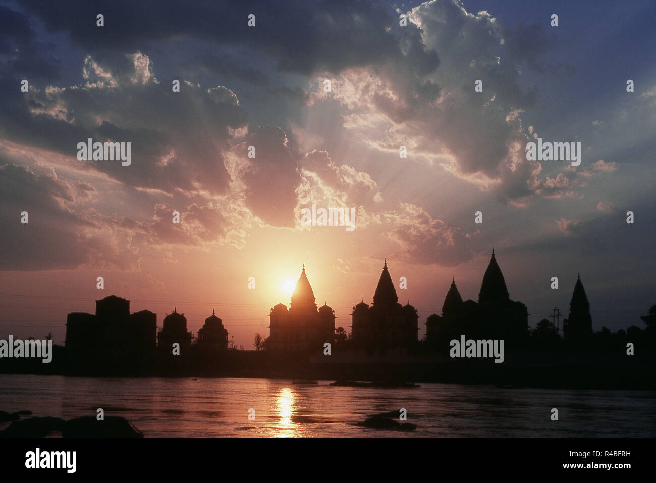 Chhatris Cenotaphs presso il River Betwa, Orchha, Madhya Pradesh, India, Asia Foto Stock