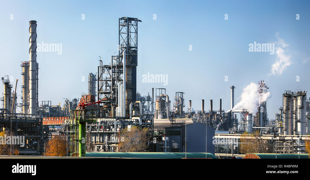 La pipeline e pipe rack di petrolio impianto industriale con Cielo di tramonto sullo sfondo Foto Stock