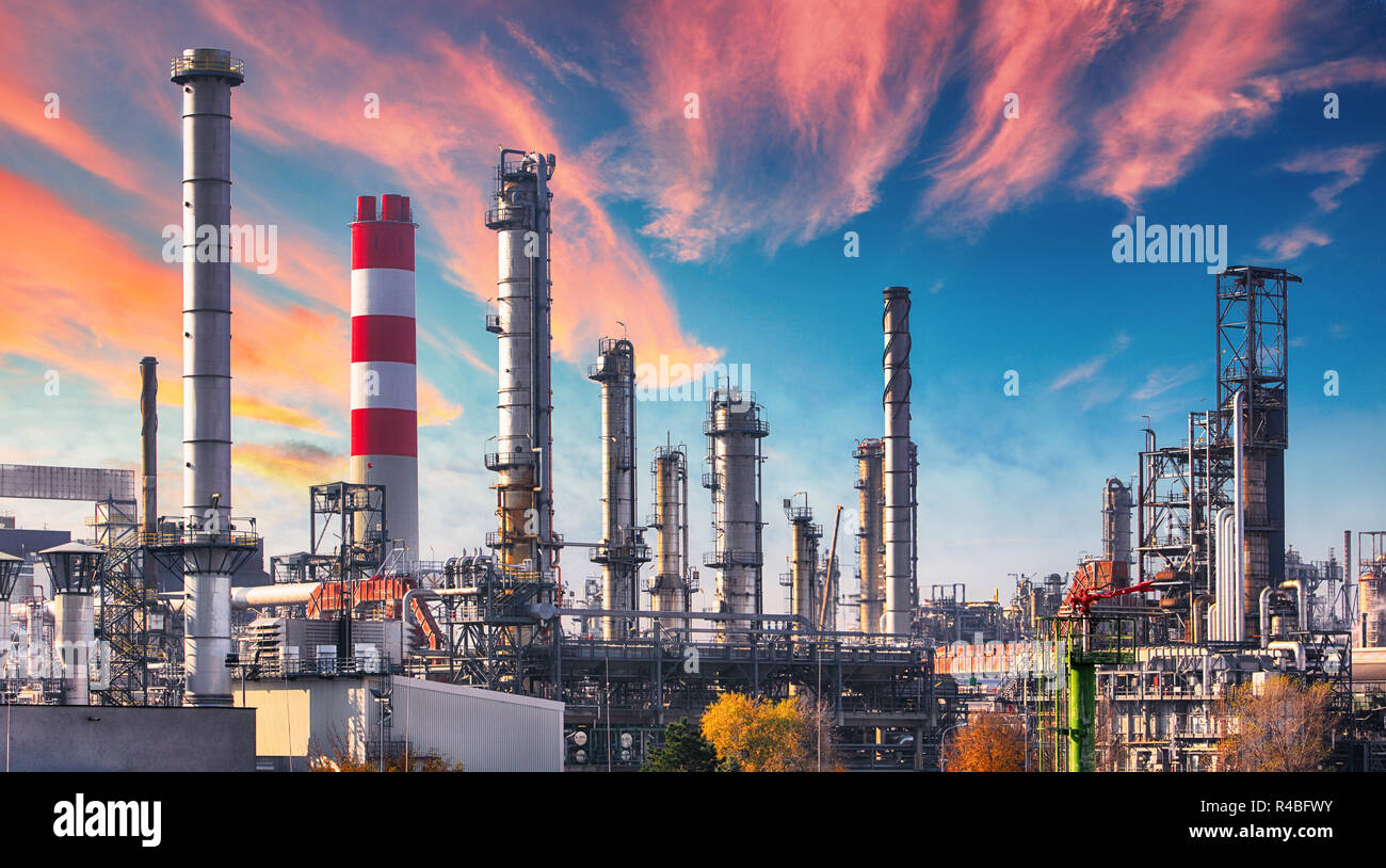 La pipeline e pipe rack di petrolio impianto industriale con Cielo di tramonto sullo sfondo Foto Stock