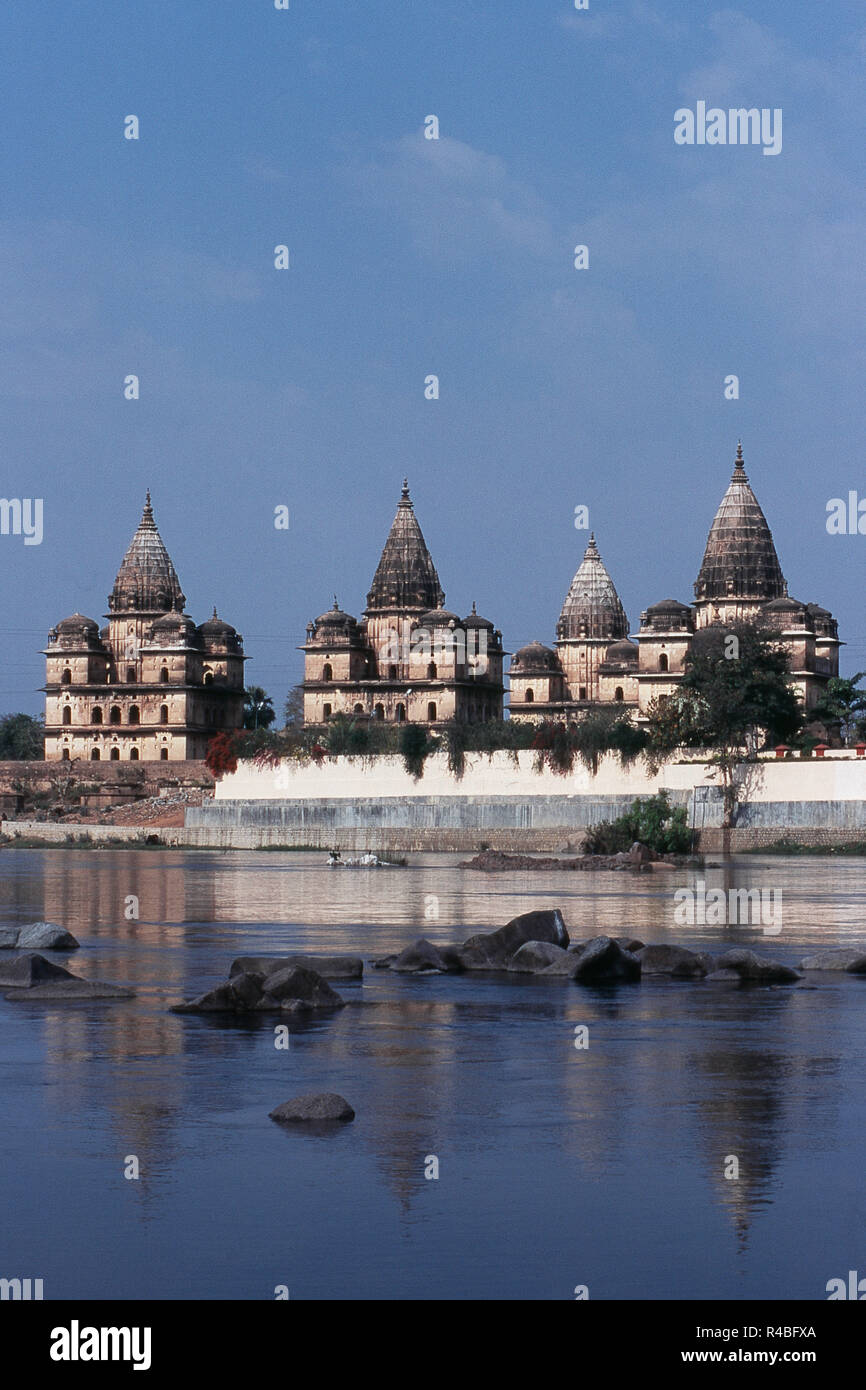 Chhatris Cenotaphs presso il River Betwa, Orchha, Madhya Pradesh, India, Asia Foto Stock