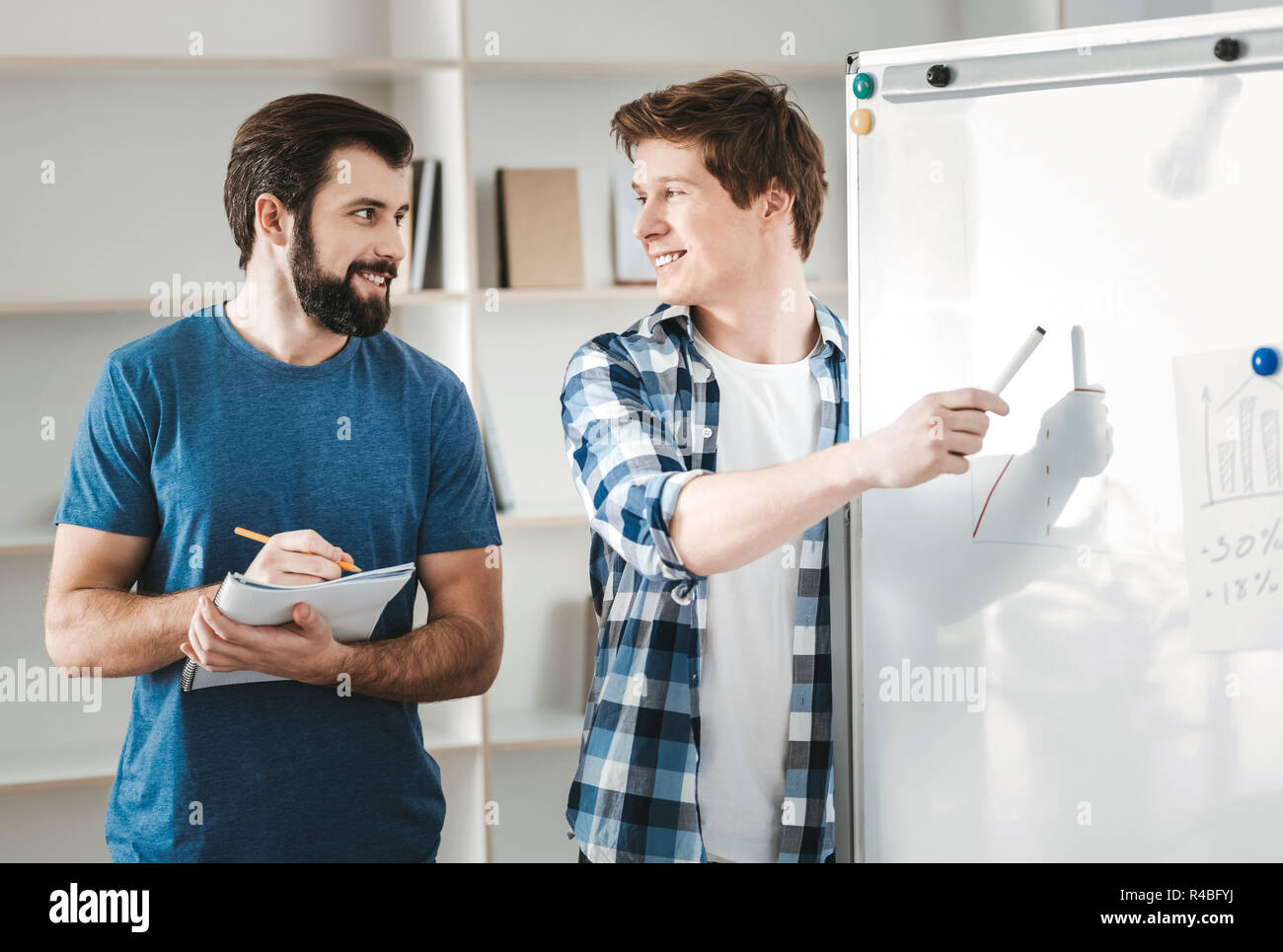 Barbuto investitore. Prospera dai capelli scuri investitore barbuto davvero ascolto attento al giovane imprenditore Foto Stock