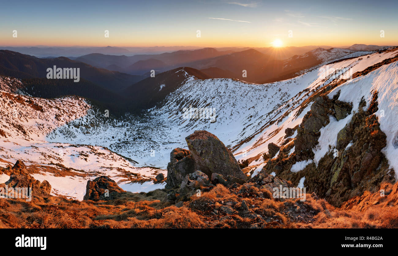 Paesaggio di montagna a primavera - inverno in Slovacchia, Bassi Tatra panorama Foto Stock
