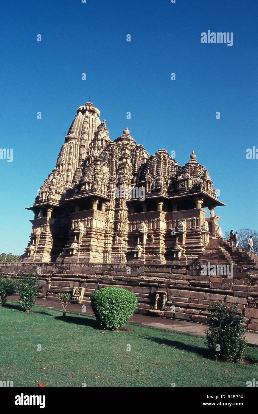 Tempio di Vishvanatha contro il cielo blu, Khajuraho, Madhya Pradesh, India, Asia Foto Stock