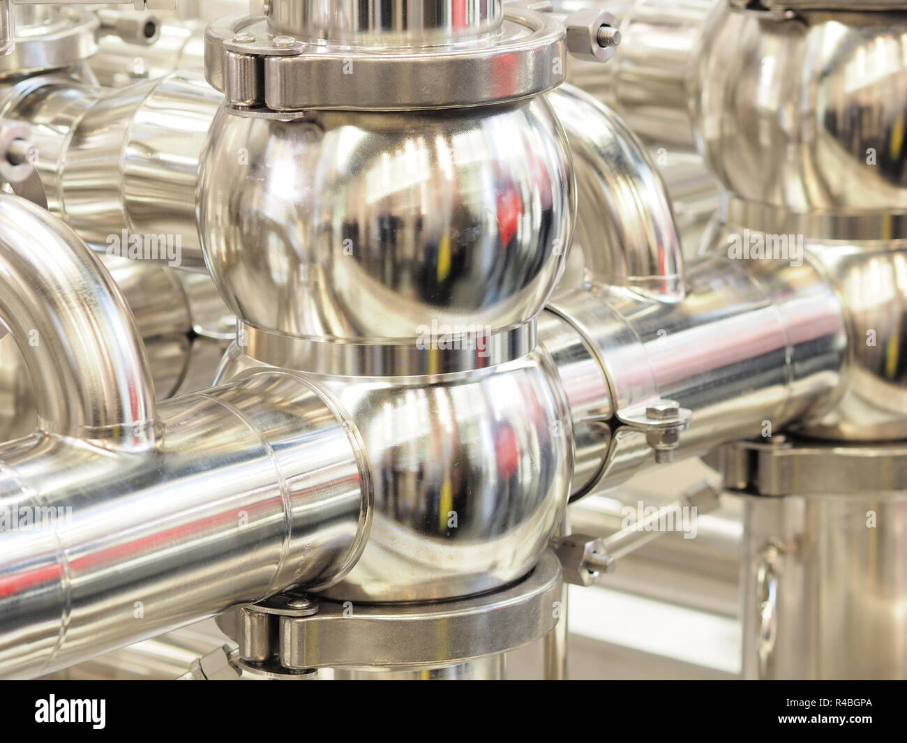 Sfera industriale sagomato in acciaio inox di flangia di collegamento su tubazioni Foto Stock