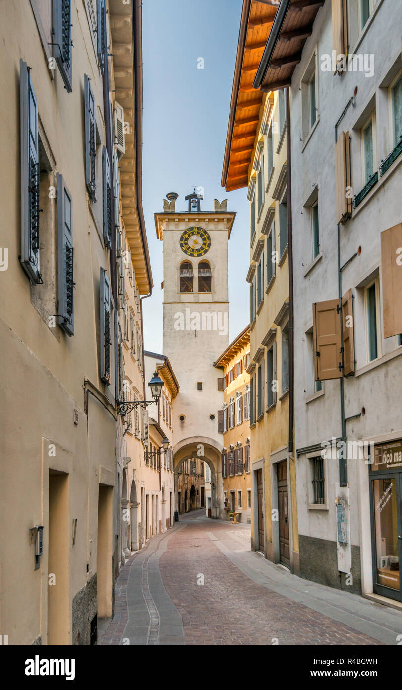 Torre Civica sulla via della Terra, street nel centro storico di Rovereto, Trentino-Alto Adige, Italia Foto Stock
