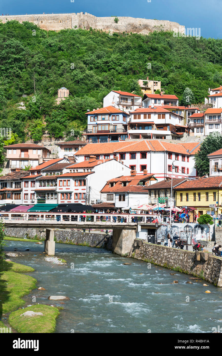 Fiume Bistrica e fortezza che domina Prizren, Kosovo Foto Stock