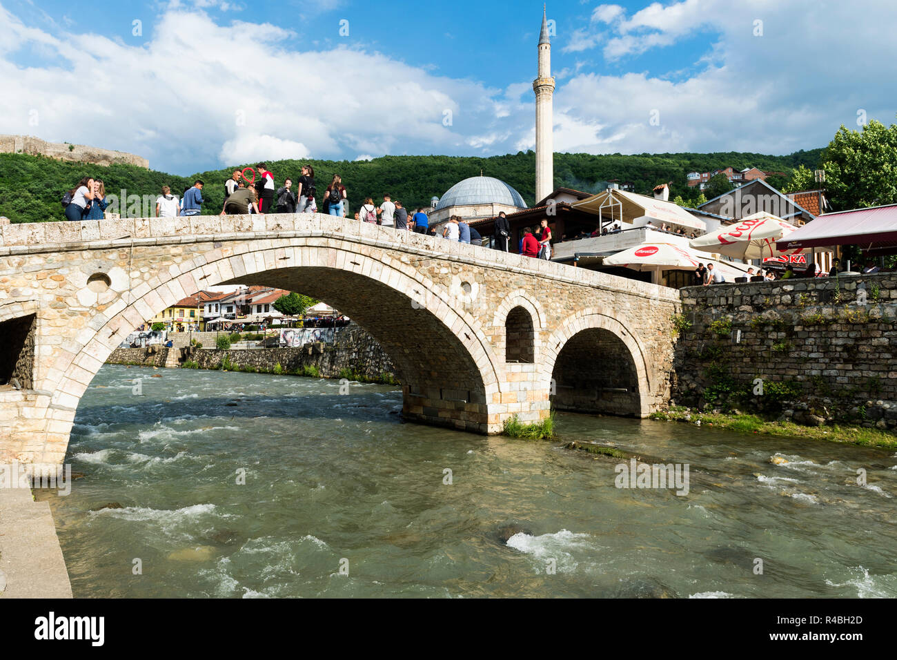 Ponte di pietra sul fiume Bistrica e Sinan Pasha moschea, Prizren, Kosovo Foto Stock