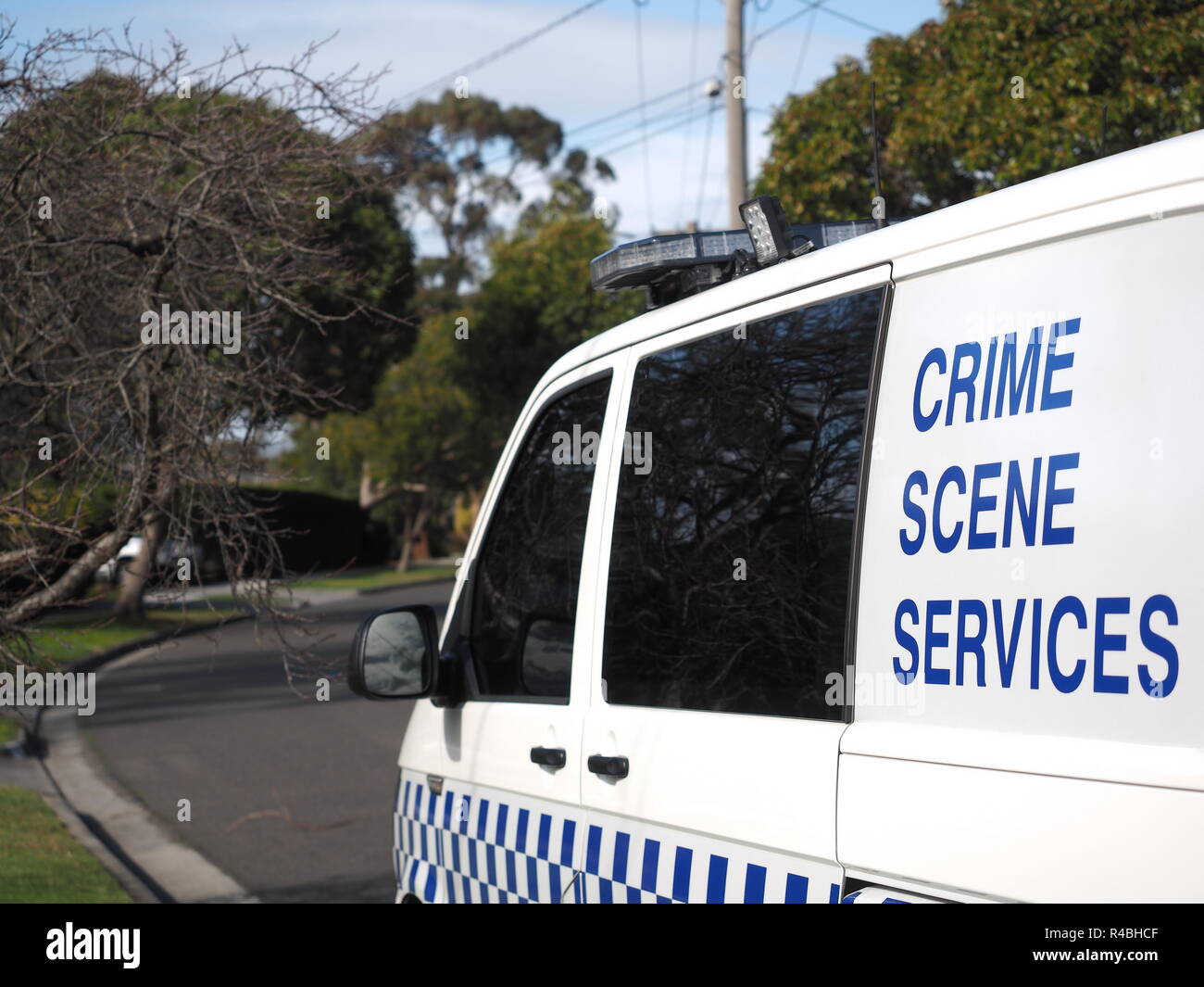 Melbourne, Australia - Luglio25, 2018: la polizia della scena del crimine servizi van in un'area suburbana di Glen Waverley a est di Melbourne. Foto Stock