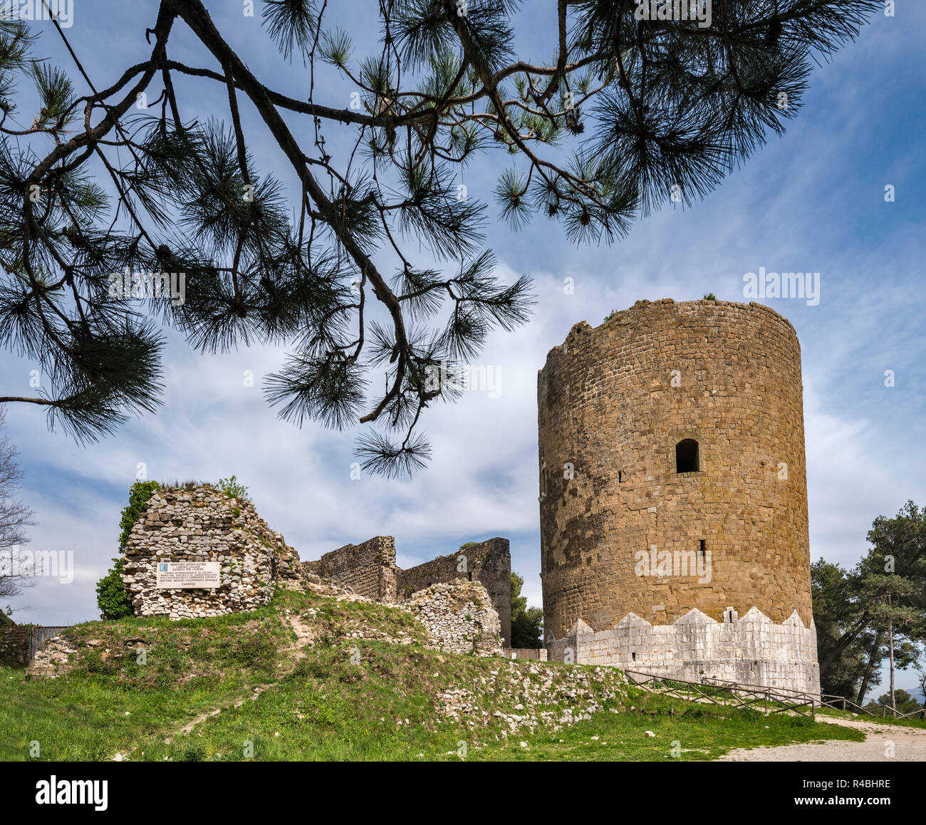 Resti del castello medievale di Casertavecchia, Campania, Italia Foto Stock