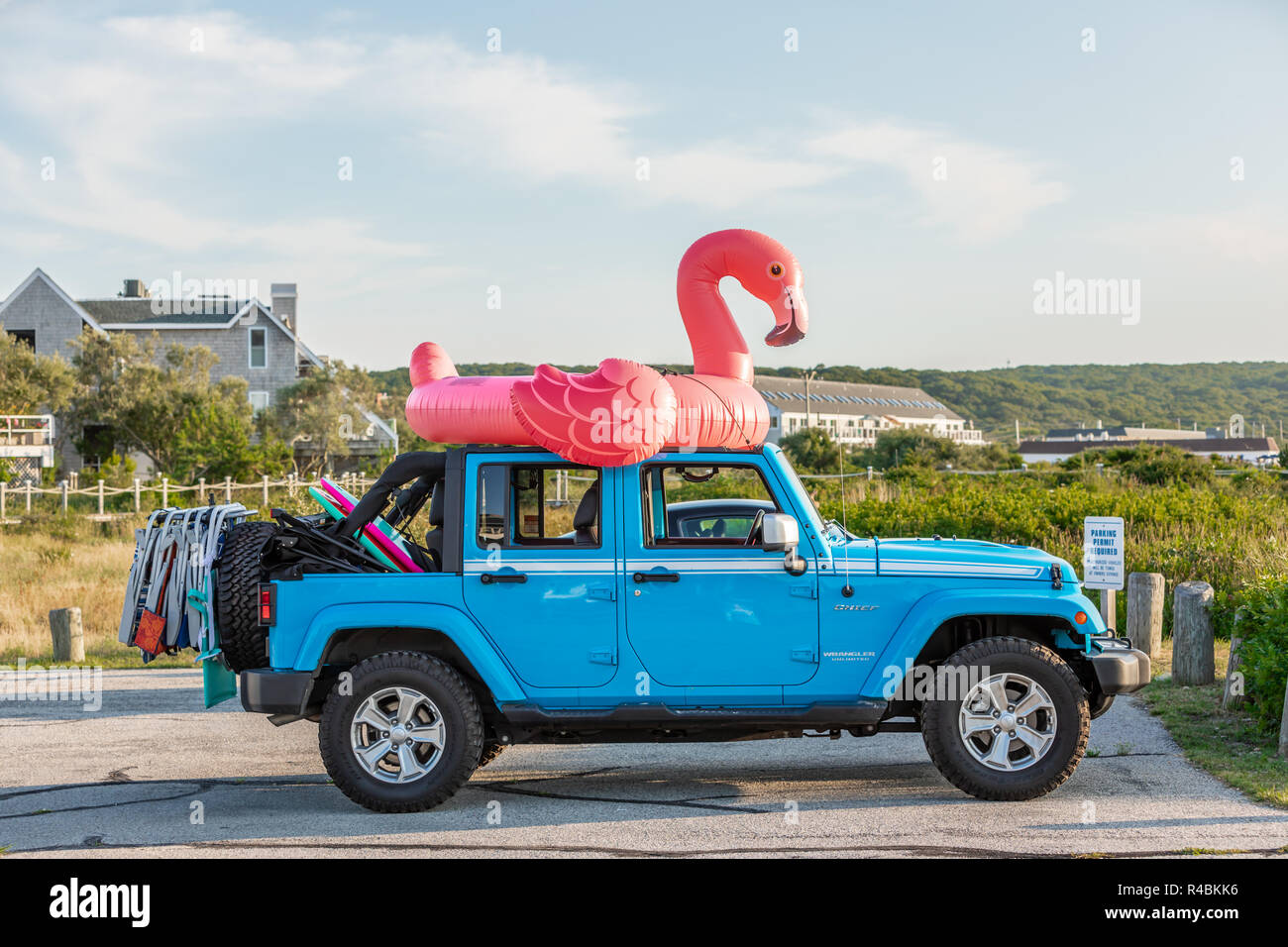 Jeep blu con un fenicottero rosa sulla parte superiore Foto Stock