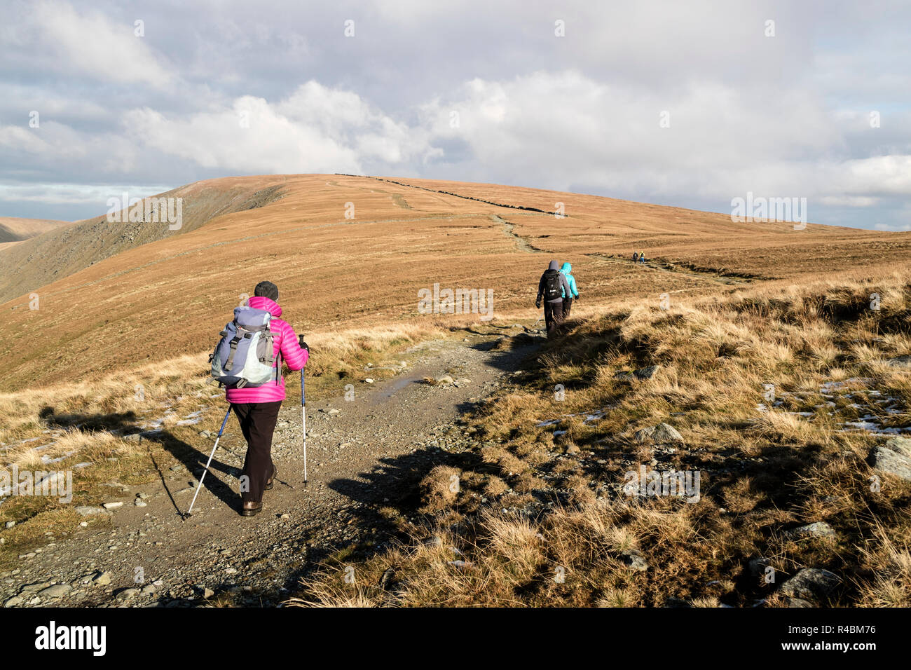 Walkers dirigendosi verso il vertice di High Street a Thornthwaite roccioso, Lake District, Cumbria, Regno Unito Foto Stock