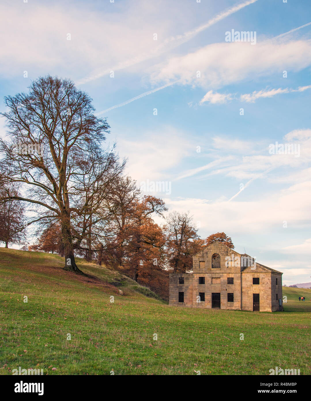 James Paine's Mill , un architetto di successo della metà del XVIII secolo ha creato il corn mill situato a Chatsworth Park nel Peak District Inghilterra England Regno Unito. Foto Stock