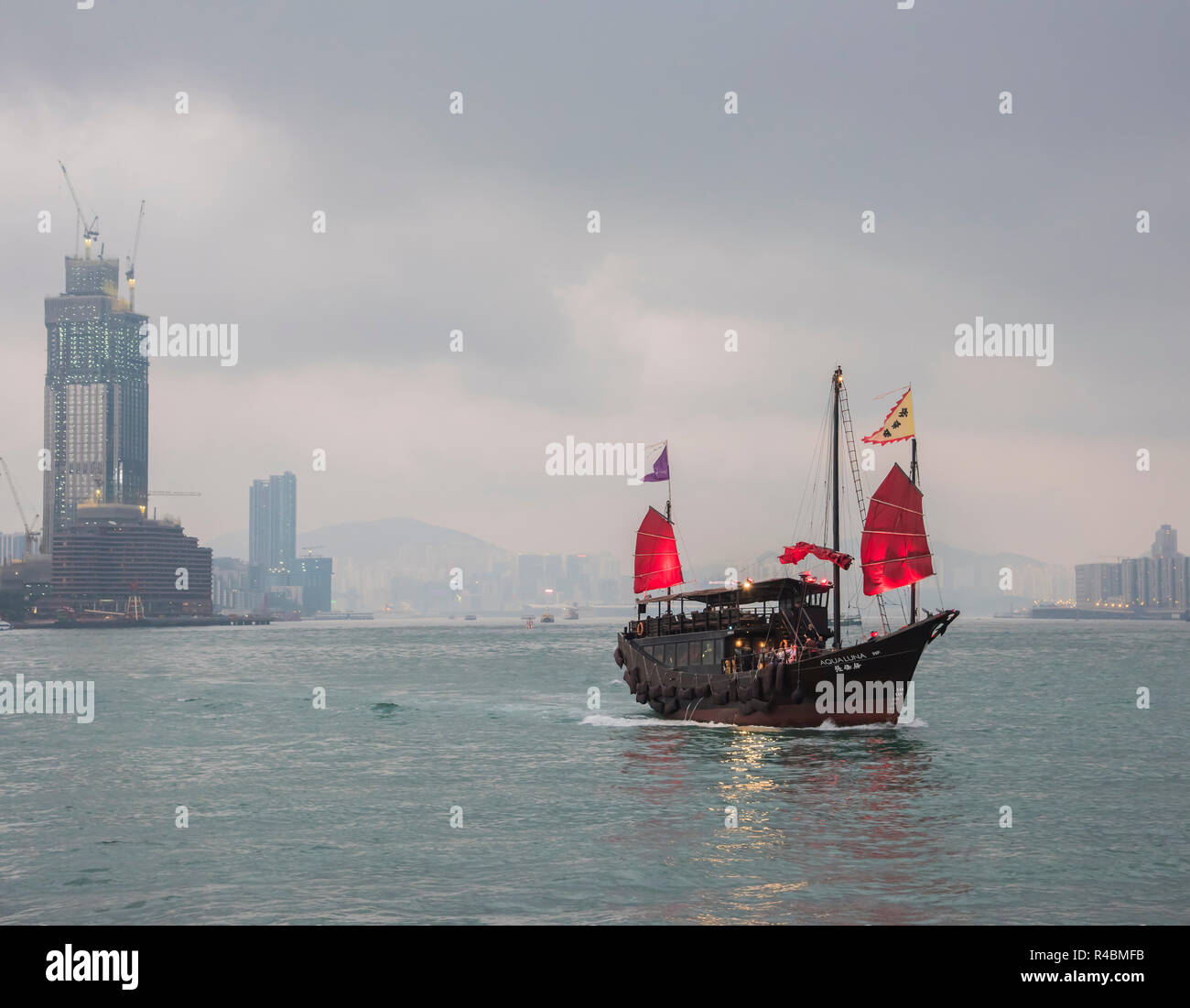 Tradizionale Duk Ling barca a vela attraversando il Victoria Harbour Hong Kong Cina Foto Stock