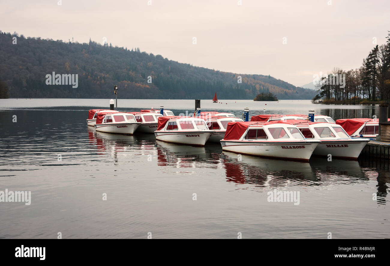 Barche a vela su un calmo lago Windermere a Bowness on Windermere Cumbria. Inghilterra, Regno Unito Foto Stock