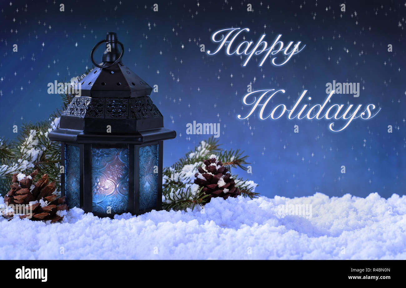 Lanterna incandescente con pigne e albero sempreverde rami su una superficie nevosa contro un cielo notturno di stelle Foto Stock