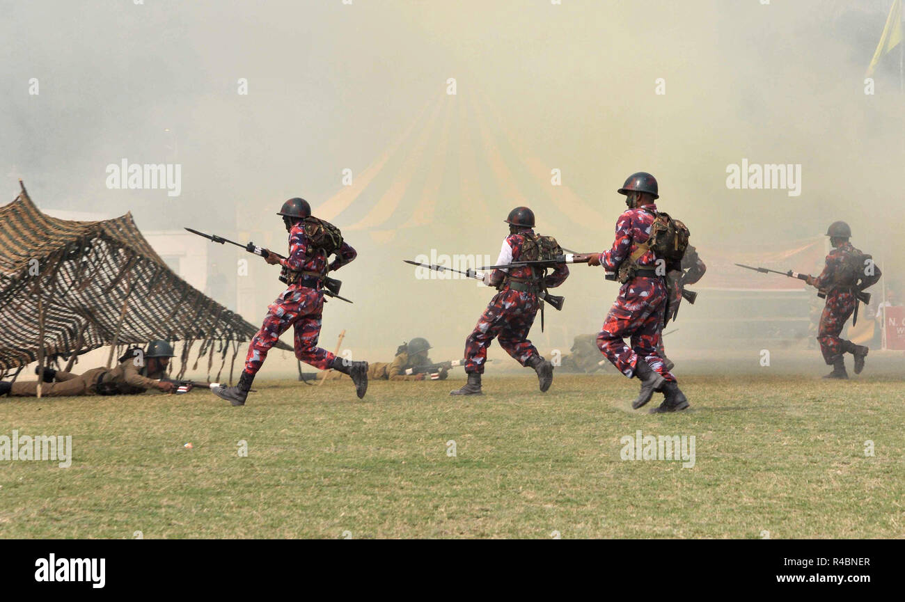 Kolkata, India. 25 Nov, 2018. National Cadet Corps o NCC cadet dimostrare la guerra di fanteria a commemora NCC settantesimo aumenta di giorno a Fort William stadio sportivo. Credito: Saikat Paolo/Pacific Press/Alamy Live News Foto Stock