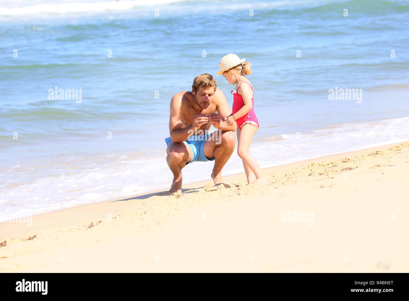 Il papà con bambina giocando sulla spiaggia Foto Stock