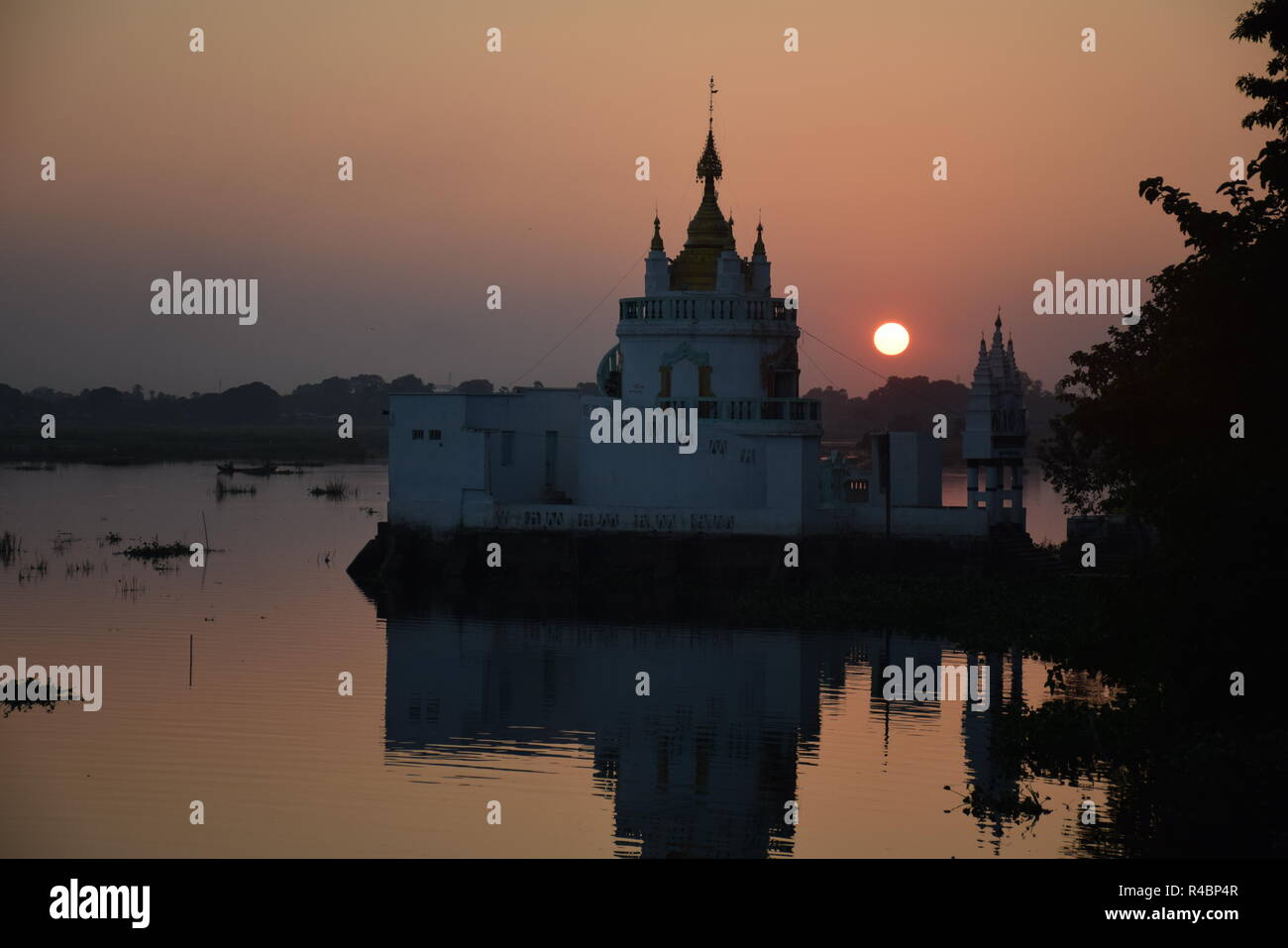 Tramonto sulla Tha Taung uomo lago da U-Bein bridge, il più antico ponte in teak nel mondo - Amarapura, Myanmar Foto Stock