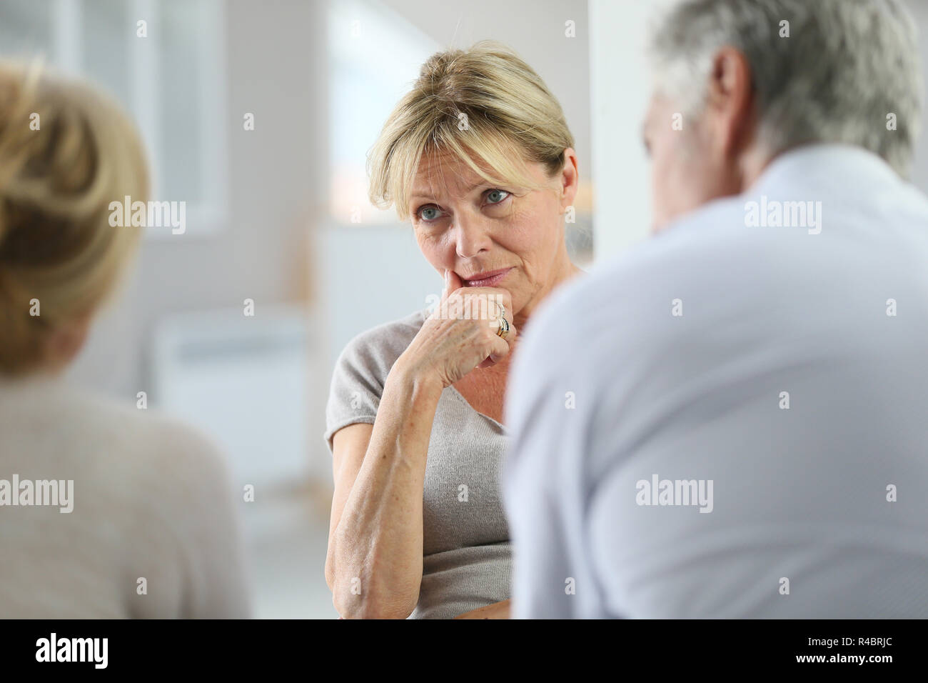 Senior donna che frequentano la terapia di gruppo Foto Stock