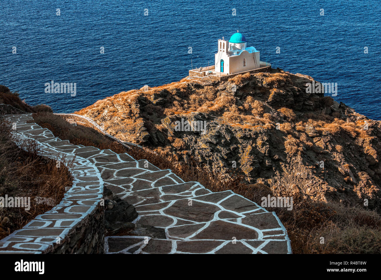 La Grecia. Isola di Sifnos. La chiesa dei Sette Martiri vicino al villaggio di Kastro Foto Stock